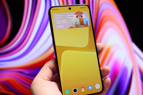 Флагман Xiaomi 13 в жёлтом и красном цвете позирует на живых фото