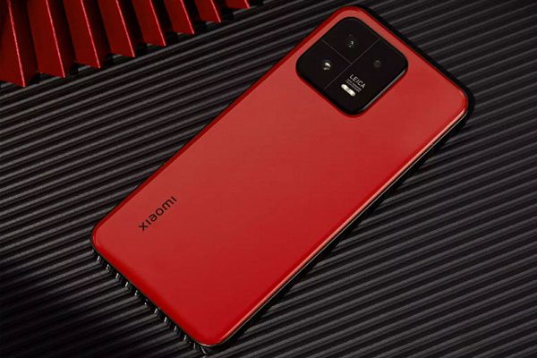 Флагман Xiaomi 13 в жёлтом и красном цвете позирует на живых фото